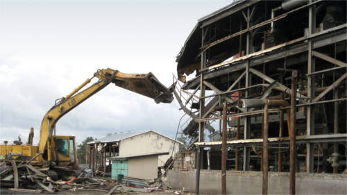 Процесс демонтажных работ по сносу здания из металлоконструкций